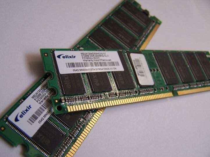 Memori akses acak (bahasa Inggris: Random access memory, RAM) adalah sebuah tipe penyimpanan komputer yang isinya dapat diakses dalam waktu yang tetap tidak memperdulikan letak data tersebut dalam