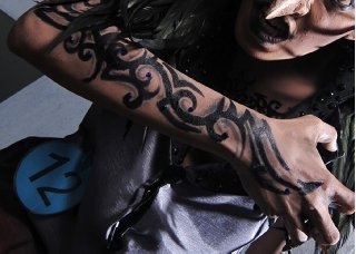 Hasil pengembangan body painting bagian tangan (Sumber: Dwi Wahyuni, 2012)