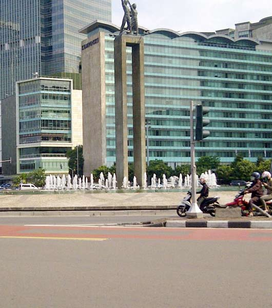 7 Lalulintas Jalan Protokol Sepi l Peliput: Joko Sudadi Namun di sejumlah wilayah alami kemacetan Situasi arus lalulintas di Jakarta pada H+1 Lebaran, sangat bervariasi.