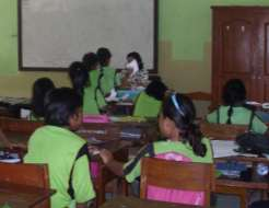 Daru Endah: 2011) Metode mencontoh dilakukan oleh guru dengan menunjukkan bagaimana cara pembuatan karya kerajinan kertas, kemudian langsung memberikan tugas.