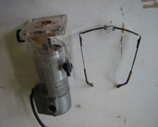 Gb. 9.14. Mesin Trimer dan Kacamata Pengaman Dalam pembuatan lubang atau alur untuk motif komponen inlay bisa juga menggunakan mesin portable, yaitu mesin hias (trimer).