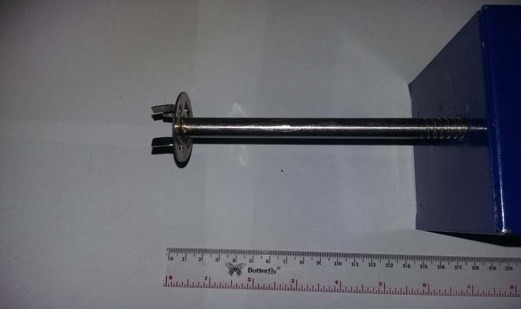 31 Pisau pengiris terbuat dari bahan stainless steel. Panjang pisau pengiris 6 cm dan lebar pisau 2,8 cm.