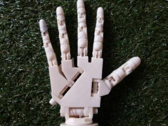 keyboard, bagian jari-jari robot tangan dan lengan serta tata letak motor servo di dalamnya. Jari Telunjuk Jari Tengah Jari Manis Jari Kelingking r y i p (a) (b) Tabel 3.