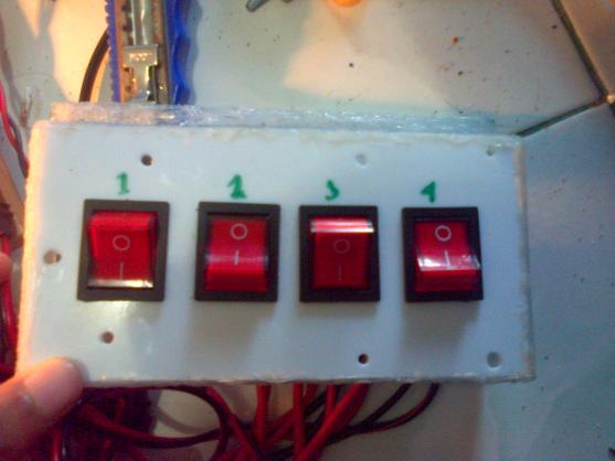 Ada dua buah lampu yang menyala, artinya relay 1 dan 2 dalam keadaan on dan relay 3 dan 4 dalam keadaan off. Pada gambar 5.1b adalah gambar switch.