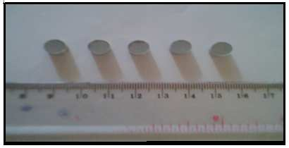 Serbuk yang telah ditimbang dimasukan kedalam cetakan yang berdiameter 8 mm dengan beban penekanan yang diberikan sebesar 60 Kg/cm 2 kemudian