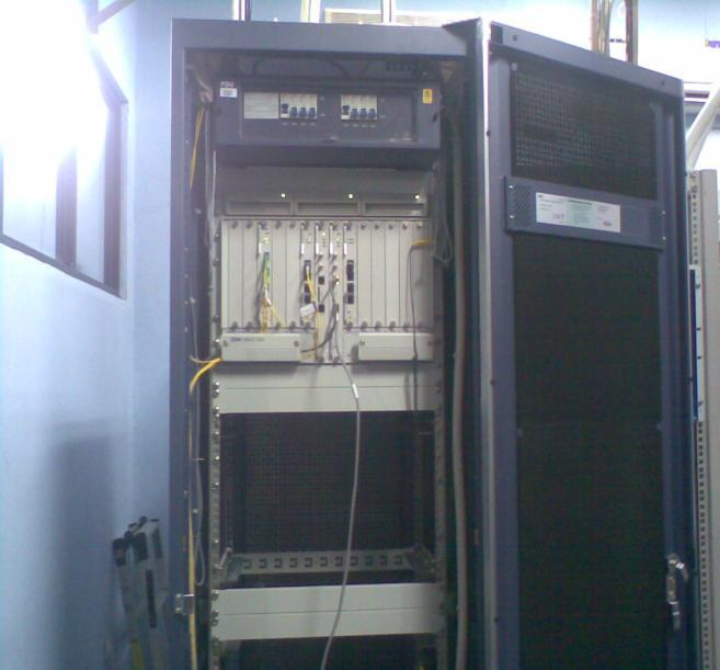 bagian,yaitu : Konfigurasi sistem GPON pada dasarnya dapat dibagi menjadi tiga 1) OLT OLT menyediakan antarmuka antara sistem Passive Optical Network (PON) dengan PT.