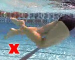 C. KESALAHAN YANG SERING TERJADI Kesalahan bisa saja terjadi pada saat berenang, berikut adalah kesalahan yang sering terjadi : 1.