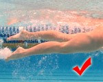 Pada saat berenang posisi kaki harus lurus tidak boleh menekuk karena pada saat kaki menekuk maka tubuh akan miring dan tidak sejajar lagi dengan permukaan air sehingga dapat menghambat laju tubuh.