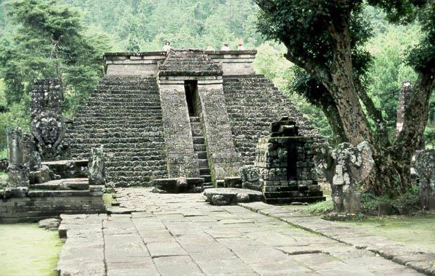 1. Candi Sukuh Candi peninggalan Kerajaan Majapahit yang pertama adalah Candi Sukuh. Candi ini terletak di Desa Berjo, Kecamatan Ngargoyoso, Karanganyar-Jawa Tengah.