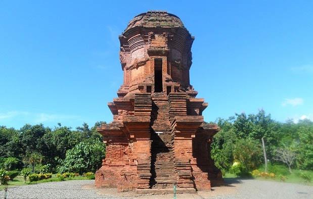 Candi yang diperkirakan dibangun pada masa pemerintahan Prabu Hayam Wuruk (1350-1389 M) ini terletak sekitar 2 km arah Barat Laut semburan pusat lumpur panas Lapindo Brantas. 4.