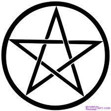 BAB VII PENTAGRAM - HEXAGRAM Ada banyak sekali symbol-simbol yang melambangkan kekuatan seorang penyihir namun ada dua diantaranya yang sering digunakan secara