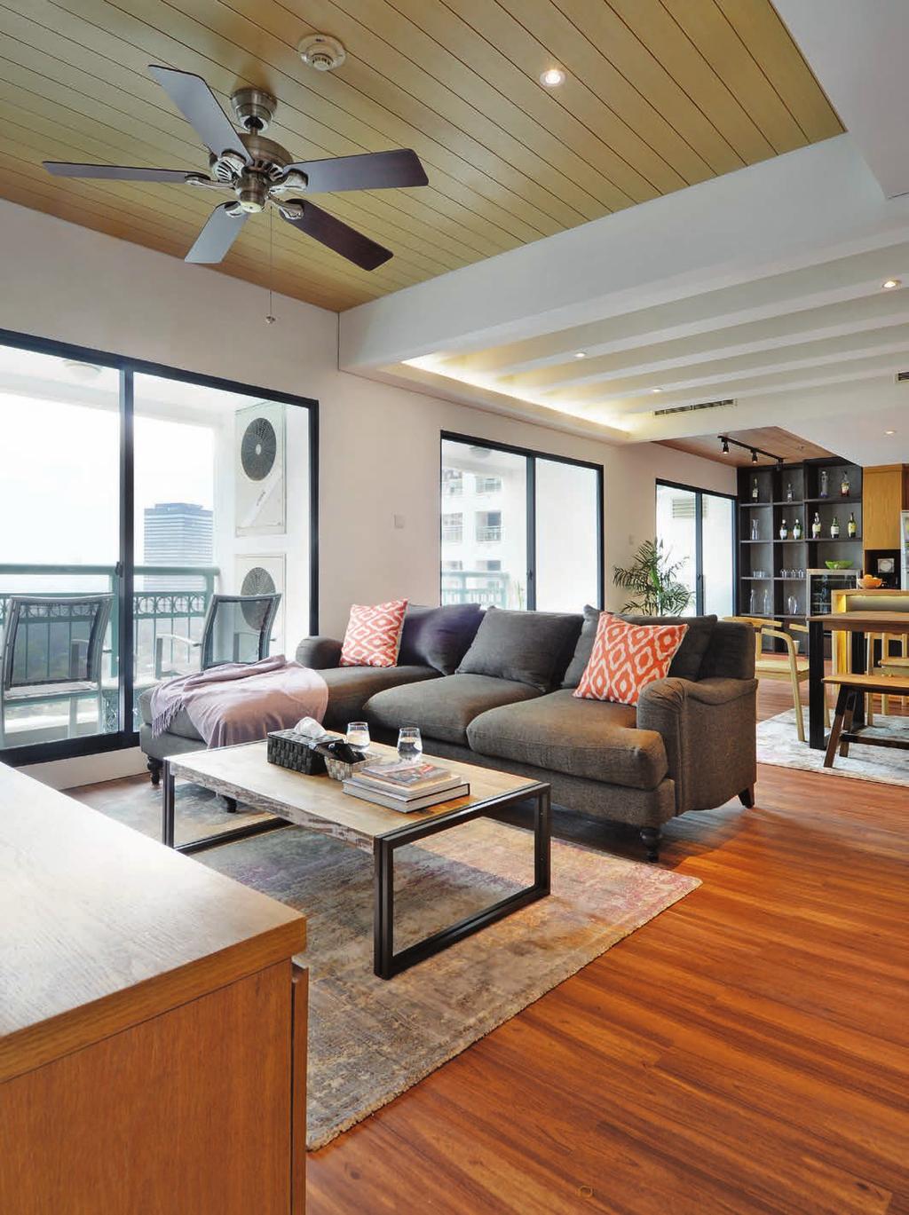 Untuk plafon area makan dan ruang duduk, dipilih material kayu yang hangat, agar ruang lebih nyaman untuk melakukan kegiatan yang akrab.