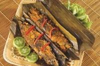 Pepes Ikan Tongkol Bahan: 500 gr ikan cuek tongkol 2 ikat daun kemangi, petiki daunnya 8 bh belimbing sayur, iris kasar 4 btg serai, ambil putihnya, iris halus 4 lbr daun salam daun pisang untuk