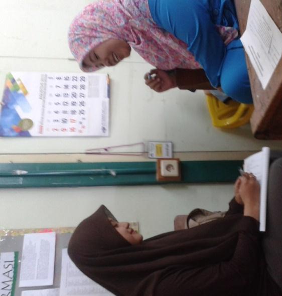 39 Foto 3.2 Wawancara dengan salah satu guru TK Salman Al Farisi Bandung (Ibu Hesty) (Dok.