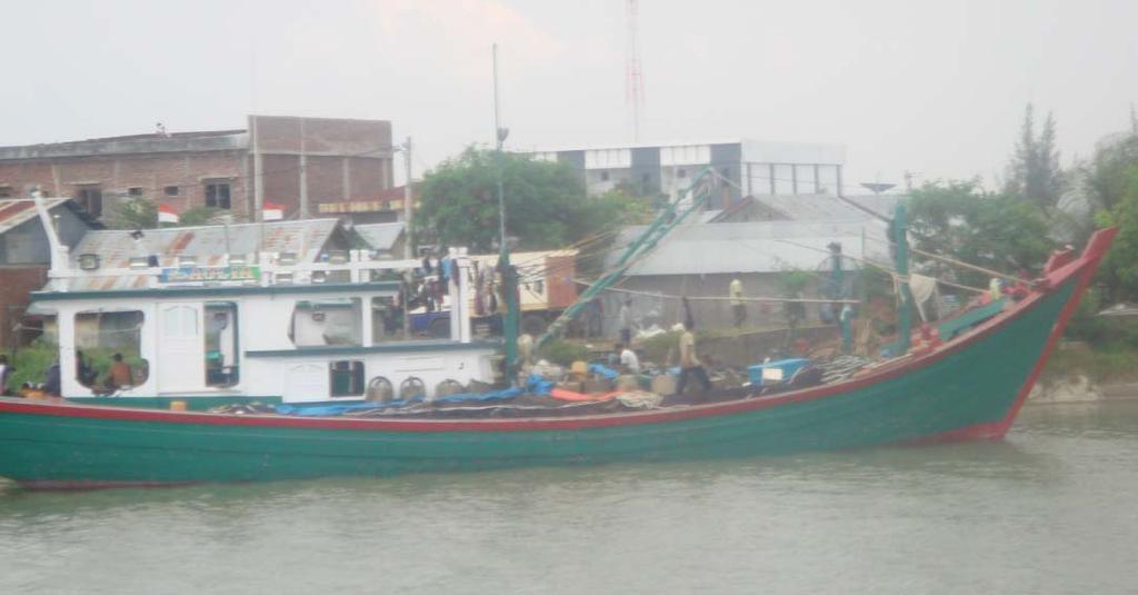 32 4.4 Unit Penangkapan Ikan 4.4.1 Kapal purse seine Kabupaten Aceh Besar memiliki sekelompok nelayan yang mempunyai keahlian dalam pembuatan kapal purse seine secara tradisional untuk para nelayan.