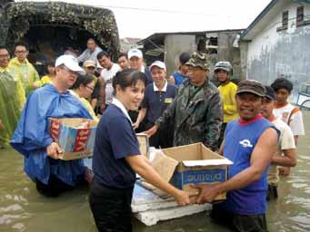 Sejak Kamis (17 Januari 2013), dengan menggunakan berbagai sarana pendukung, relawan Tzu Chi kembali membantu warga Kapuk Muara yang segera mengungsi ke areal tanah kosong di Pantai Indah Kapuk.