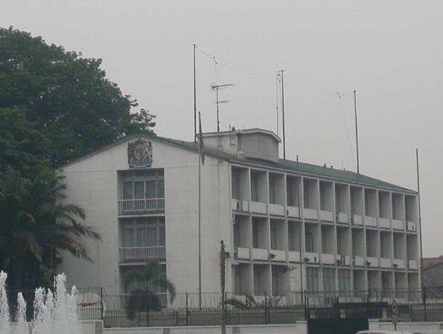 Kedutaan Besar Inggris Bangunan ini terletak di kawasan strategis di tepi lingkaran air mancur Bunderan HI.