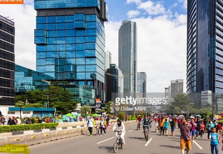 Fokus Negara IMF Orang-orang berjalan kaki dan mengendarai sepeda selama hari bebas kendaraan bermotor, diadakan hari Minggu pagi di kawasan bisnis Jakarta di Indonesia.