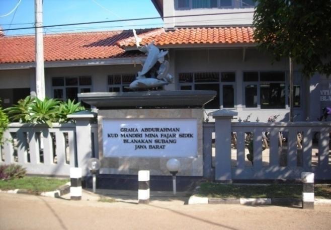 31 Gambar 3 Gedung Koperasi Unit Desa (KUD) Mandiri Mina Fajar Sidik di PPI Blanakan, Kabupaten Subang.