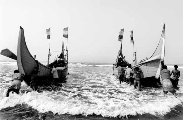 Di pantai Bangladesh, sekelompok pengungsi dari Negara Bagian Rahkine Utara di Myanmar mendorong perahu nelayan mereka ke laut.
