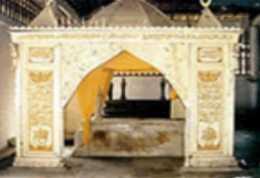 Komplek pemakaman ini terdiri makam Sultan Syarif Kasim II, beserta Permaisuri Tengku Agung Sultanah Latifah, dan Tengku Maharatu serta Panglima Sultan yang selalu diziarahi oleh pengagumnya.