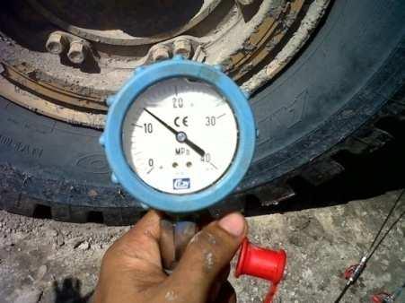 44 3. Hubungkan hose oil pressure gauge rating maksimal yang digunakan adalah yang bertekanan 40 Mpa (400 kg/cm²) pada nipple pada gambar di atas dan