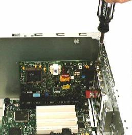 Mengencangkan Epansion Card pada Casing 12. Hubungkan konektor kabel penghubung tombol "Reset" ke pin "Reset" yang terdapat pada motherboard.
