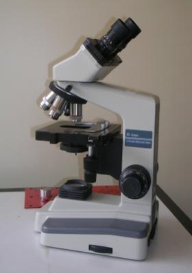 Pada waktu membawa mikroskop, gunakan dua tangan, satu di bawah kaki mikroskop, dan yang satu lagi memegang lengan mikroskop.