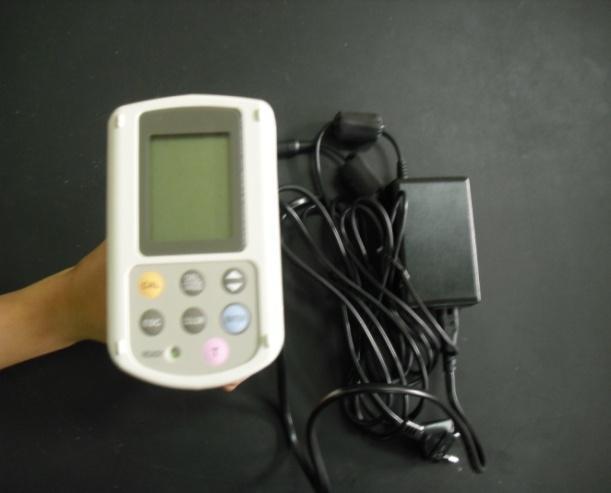 Komputer mikro Sensor Spektral Bola integrator lampu sampel Gambar 11. Sistem pengukuran pada Chromameter (Anonim 2011) Gambar 12. Chromameter Minolta CR 400 sisi layar, dan sisi samping 3.