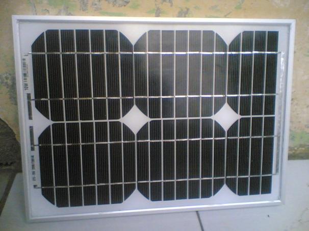 P (DC), panel surya yang digunakan adalah tipe Polycrystalline seperti dapat dilihat pada gambar 3.2. Gambar 3.