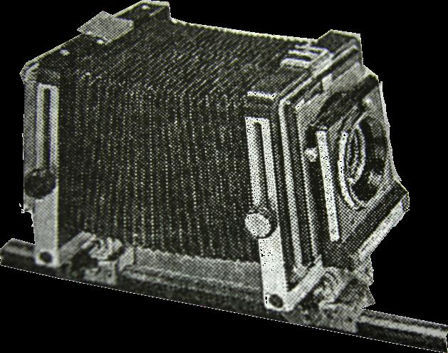 c) Kamera Format Besar (Large Format Camera ) Kamera format besar biasanya di sebut view camera. Kamera ini menggunakan film 4 x 5 inci atau 8 x 10 inch atau 7 x 11 inch.
