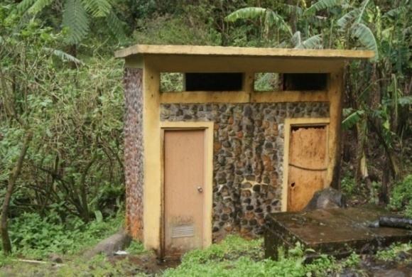 82 WC/Toilet umum tidak terpakai Shelter Tali besi/wyre Bangku taman dan toilet Gambar 42.