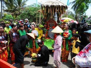 2.2.2.2 Upacara adat Kebo-Keboan Upacara adat Kebo-keboan merupakan salah satu upacara bersih desa yang ada di Jawa Timur, dan dimeriahkan dengan pertunjukan pagelaran seni.