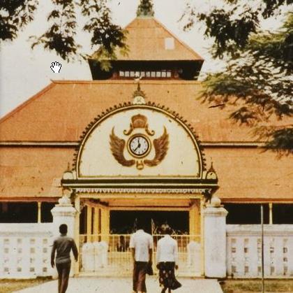 Hal tersebut terjadi pada beberapa bangunan arsitektur di Indonesia, seperti pada Keraton Yogyakarta dan sekitarnya, termasuk pada Gerbang Masjid Agung Yogyakarta.