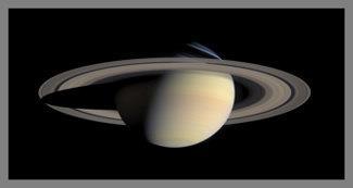 6) Saturnus Gambar 14.13 Planet Saturnus Sumber: http://www.nineplanets.org/saturn.html Jarak rata-rata Saturnus dengan Matahari adalah 1.