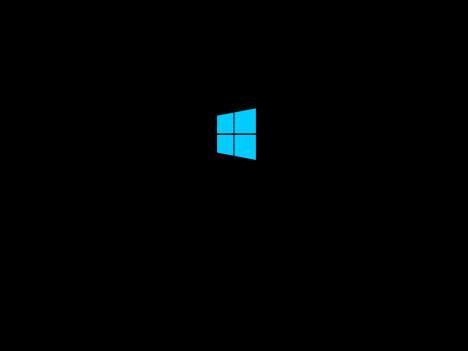 Windows 8 membutuhkan waktu beberapa saat untuk memuat file setup, di mana akan terlihat sebagian besar layar hitam, seperti gambar di bawah ini.