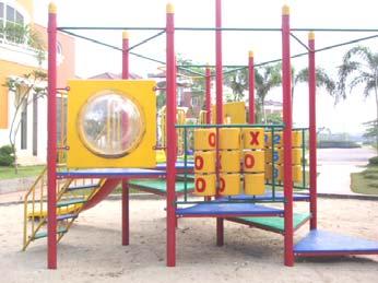 Tingkat kepadatan pada kedua taman bermain berbeda. Pada hari biasa, taman bermain Permata Regency banyak didatangi oleh anak, dari mulai bermain alat permainan hingga bermain sepeda.