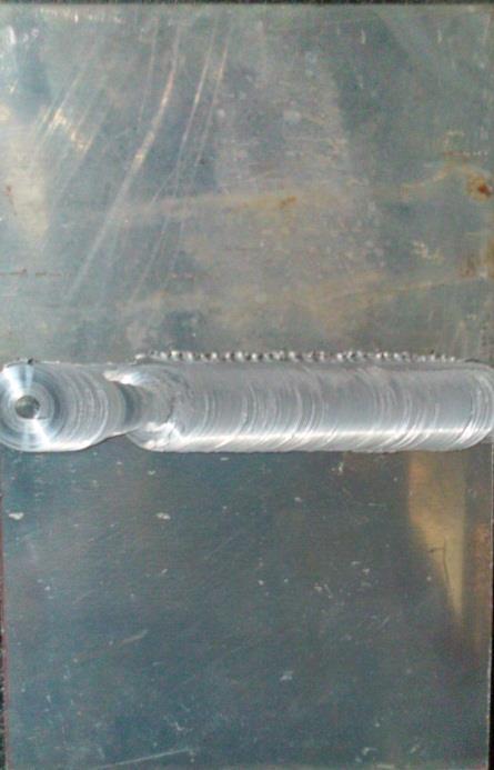 38 hole) ketika selesai dilakukan pengelasan friction stir welding. Percobaan ini menggunakan pergerakan meja dan perputaran tool ke arah kanan.