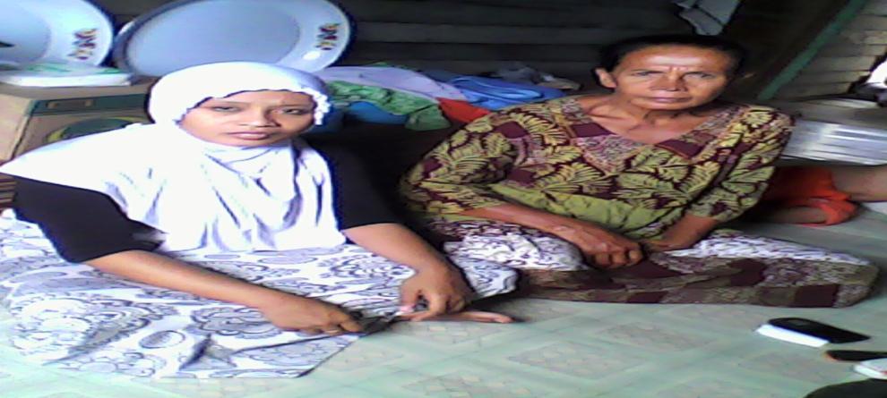 102 Wawancara Dengan Para Keluarga Nelayan Foto dengan Ibu Munawarah, seusai