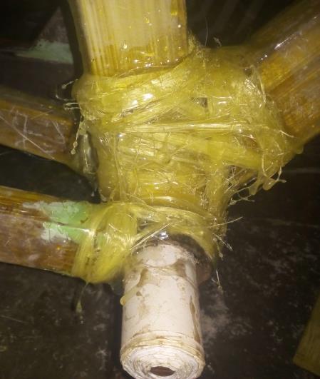8 Sambungan Pada Sepeda Bambu Hasil sambungan pada sepeda bambu yang telah mengering dapat terlihat bahwa viskositas dari resin epoxy cukup rendah terlihat