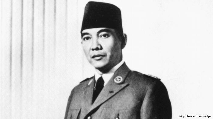 GANYANG MALAYSIA: MANUVER TERAKHIR SUKARNO Manuver Politik Berbuah Isolasi "Soal pengganyangan Malaysia adalah soal nasional," teriak Sukarno saat berpidato membela politik konfrontasinya pada 1964.