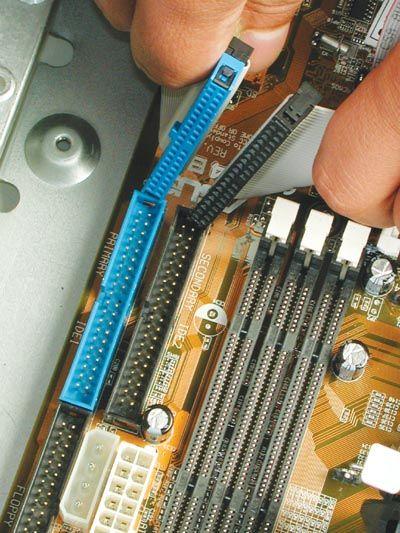 Drive Hard disk, CD-ROM, atau floppy bisa saja tak terdeteksi oleh BIOS. Bila itu terjadi, cek konektor kabel data dan kabel power-nya.