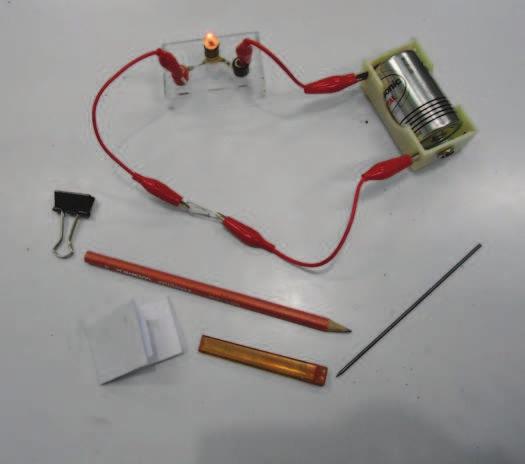 Sumber: Dokumen Kemdikbud Gambar 5.12 Rangkaian Listrik Percobaan Konduktor dan Isolator 2. Sambungkan bahan yang digunakan dengan menggunakan kabel yang dilengkapi penjepit buaya. 3.