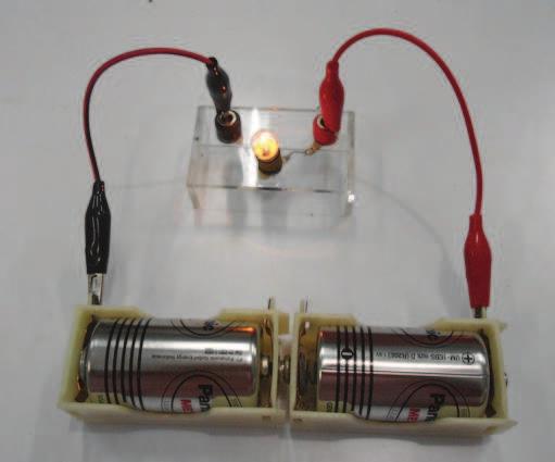 Jika kamu perhatikan sambungan dari baterai, lampu dan kabel, atau sambungan dari semangka atau jeruk, lampu, dan kabel, ternyata sambungan tersebut terhubung satu sama lain