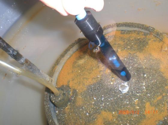 Setelah dicuci dengan air yang mengalir kemudian sampel anoda aluminium dibersihkan selama 10 menit pada temperatur 80 C dengan menggunakan larutan 20gr chromium trioxide dan 30 ml phosphoric acid