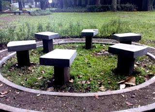 c) Ruang Publik - Tempat istirahat, dapat berupa bangku-bangku taman yang tidak beratap atau terlindungi pepohonan dan