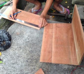 Langkah selanjutnya membuat sebuah rumah mesin, rumah mesin ini terbuat dari kayu papan dengan ukuran