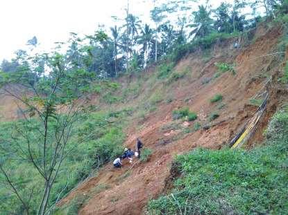 4 Gambar 1.2 Tanah Longsor di Desa Margoyoso Lokasi tanah longsor di Dusun Kalisari hingga sekarang masih mengalami pergerakan dan belum mencapai titik stabil.