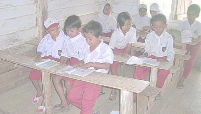 PENDIDIKAN Belum Seluruh Desa/Kelurahan Memiliki Fasilitas Sekolah Dasar Dari 4 Desa yang berada pada Distrik Salawati Barat, hanya mempunyai sekolah dasar saja, ada bangunan SMP tapi murid dan guru