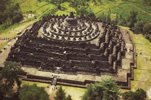 6. Bangunan Candi Borobudur terdiri atas tiga tingkatan, yaitu Kamadhatu, Rupadhatu, dan rupadhatu.
